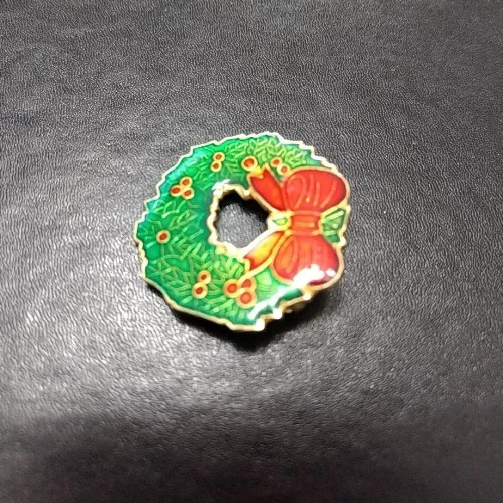 Holiday wreath brooch red green enamel colorful holiday